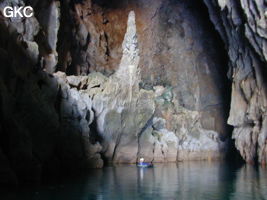 Canotage dans le lac d'entrée de la puissante résurgence de la rivière Gesohe 革索出口. (Panxian, Liupanshui, Guizhou)