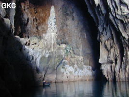 Canotage dans le lac d'entrée de la puissante résurgence de la rivière Gesohe 革索出口. (Panxian, Liupanshui, Guizhou)