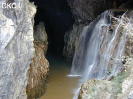 Le lac d'entrée de la puissante résurgence de la rivière Gesohe 革索出口, A droite un petit affluent provenant des fuites de la prise d'eau tombe en cascade dans le lac d'entrée. (Panxian, Liupanshui, Guizhou)