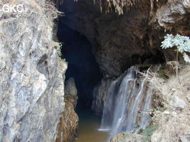 Le lac d'entrée de la puissante résurgence de la rivière Gesohe 革索出口, A droite un petit affluent provenant des fuites de la prise d'eau tombe en cascade dans le lac d'entrée. (Panxian, Liupanshui, Guizhou)