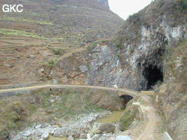 Le pont à l'entrée de la puissante résurgence de la rivière Gesohe 革索出口,. (Panxian, Liupanshui, Guizhou)