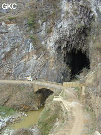 Le pont à l'entrée de la puissante résurgence de la rivière Gesohe 革索出口,. (Panxian, Liupanshui, Guizhou)