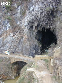 Le pont à l'entrée de la puissante résurgence de la rivière Gesohe 革索出口,. (Panxian, Liupanshui, Guizhou)