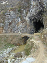 Le pont à l'entrée de la puissante résurgence de la rivière Gesohe 革索出口,. (Panxian, Liupanshui, Guizhou)