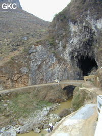 Le pont à l'entrée de la puissante résurgence de la rivière Gesohe 革索出口,. (Panxian, Liupanshui, Guizhou)